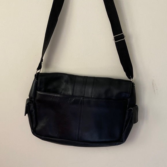 Wilsons Leather Black Messenger Bag - Picture 6 of 9